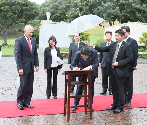 Photograph of the Prime Minister at the National Memorial Cemetery of the Pacific (4)