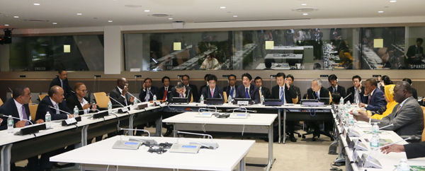 Photograph of the Prime Minister attending the Third Japan-RECs Summit Roundtable (2)