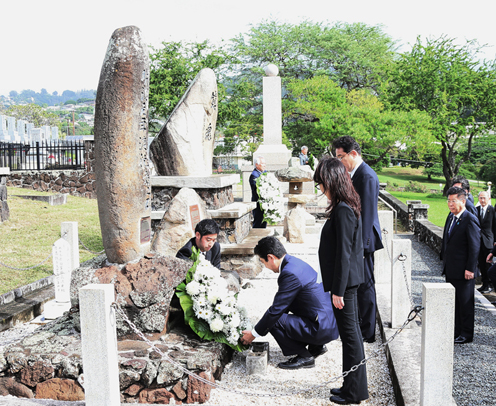 Photograph of the Prime Minister at the Makiki Japanese Cemetery (1)