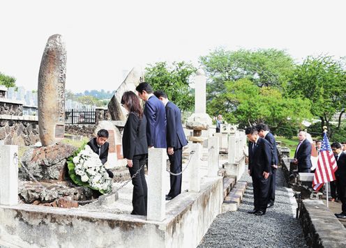 Photograph of the Prime Minister at the Makiki Japanese Cemetery (2)