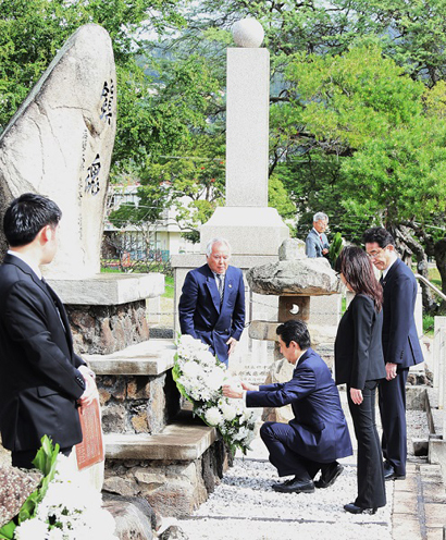 Photograph of the Prime Minister at the Makiki Japanese Cemetery (3)