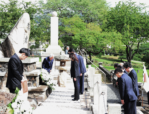 Photograph of the Prime Minister at the Makiki Japanese Cemetery (4)