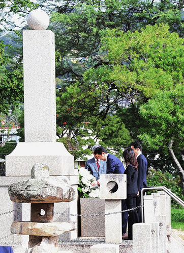 Photograph of the Prime Minister at the Makiki Japanese Cemetery (5)