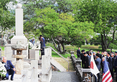 Photograph of the Prime Minister at the Makiki Japanese Cemetery (6)