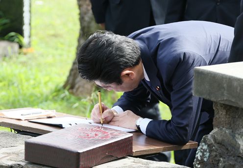 Photograph of the Prime Minister at the Makiki Japanese Cemetery (7)