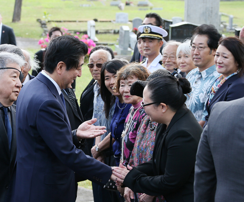 Photograph of the Prime Minister at the Makiki Japanese Cemetery (8)