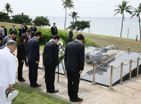 Photograph of the Prime Minister at the Ehime Maru Memorial (1)