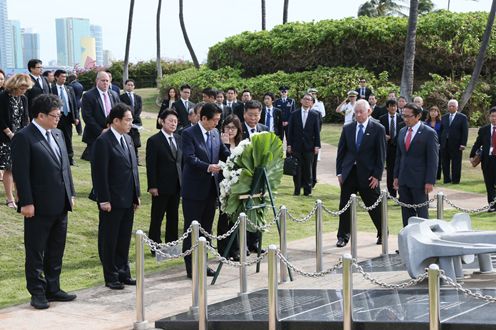 Photograph of the Prime Minister at the Ehime Maru Memorial (2)