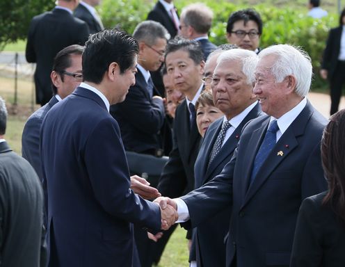 Photograph of the Prime Minister at the Ehime Maru Memorial (3)