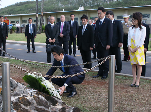 Photograph of the Prime Minister offering a wreath at the Lieutenant Fusata Iida Memorial