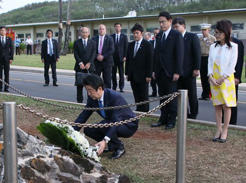 Photograph of the Prime Minister offering a wreath at the Lieutenant Fusata Iida Memorial