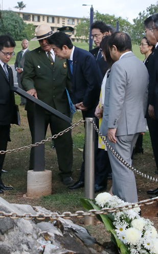 Photograph of the Prime Minister receiving an explanation about the Lieutenant Fusata Iida Memorial