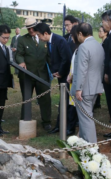 Photograph of the Prime Minister receiving an explanation about the Lieutenant Fusata Iida Memorial