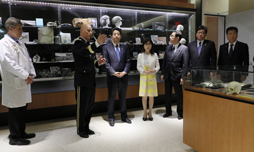 Photograph of the Prime Minister’s visit to the Central Identification Laboratory (1)