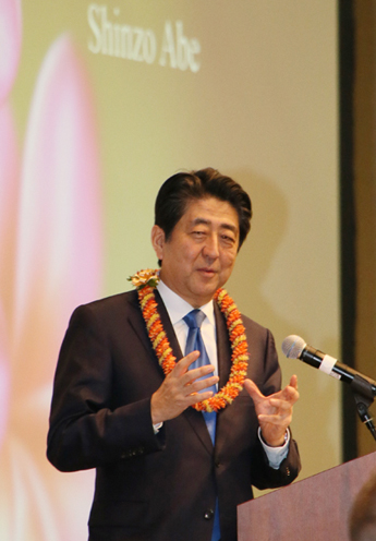Photograph of the Prime Minister delivering an address at the dinner banquet with people of Japanese descent