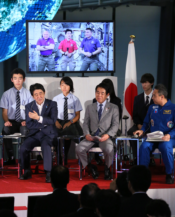 Photograph of the conversation with Astronaut Kimiya Yui (2)