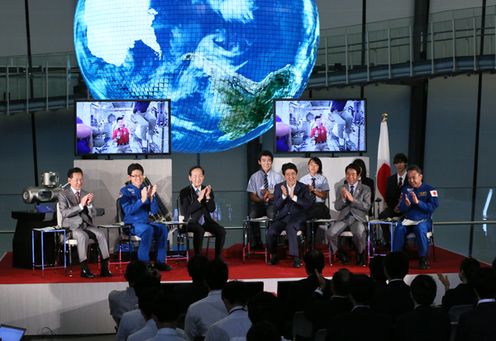 Photograph of the conversation with Astronaut Kimiya Yui (3)