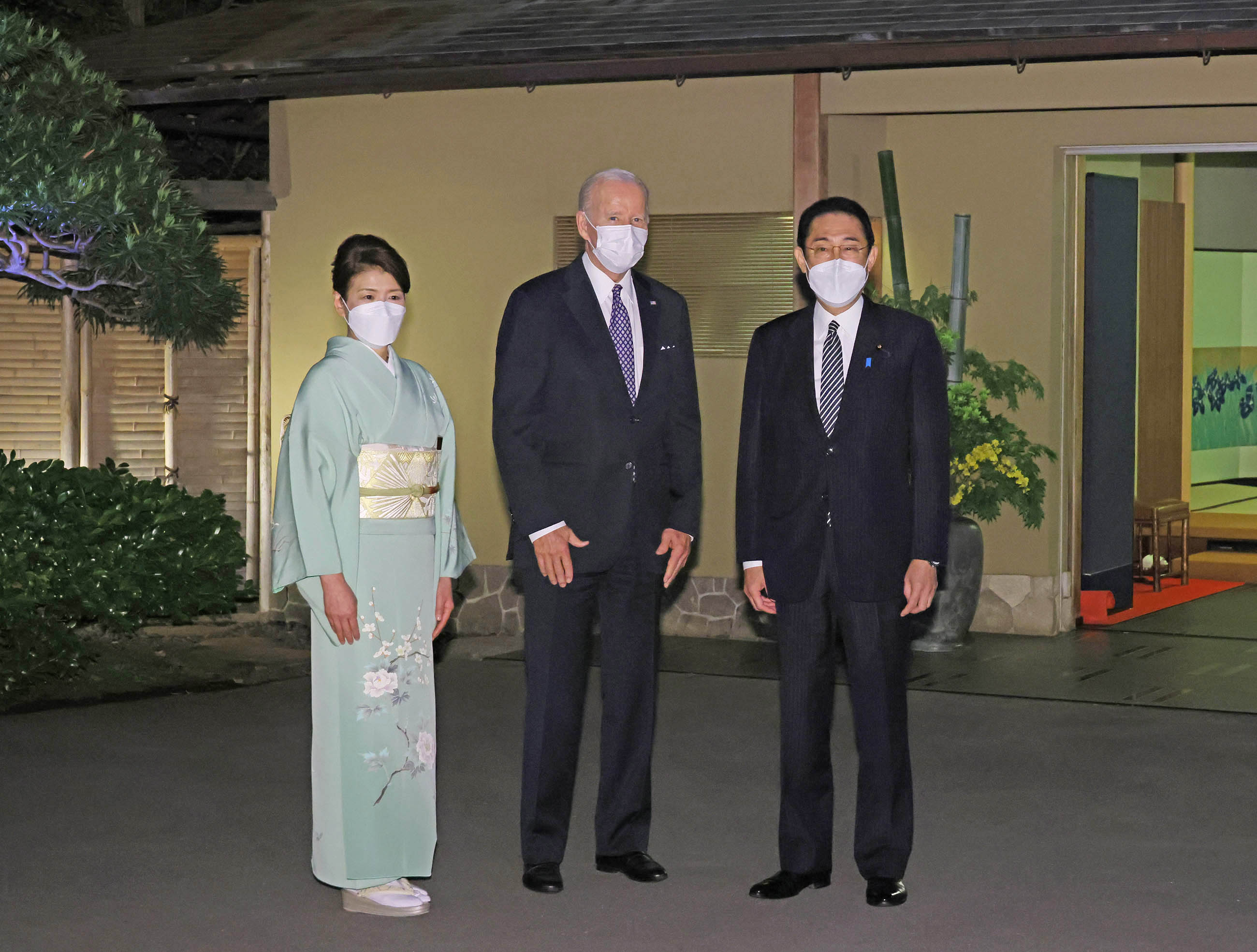 Photograph of the two leaders attending an informal dinner (2)