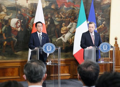 Photograph of a joint press announcement (4)
