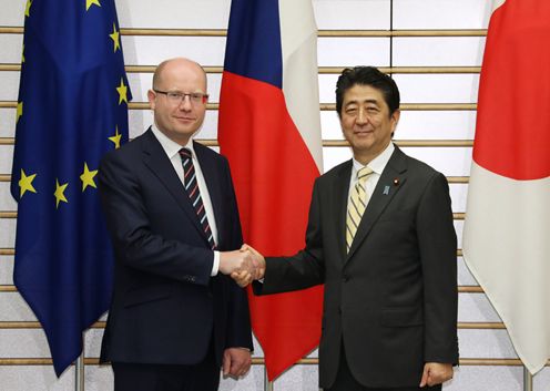 Photograph of the leaders shaking hands