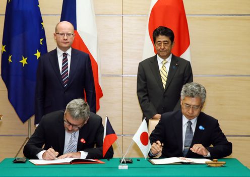 Photograph of the leaders attending the signing and exchange of documents ceremony (1)