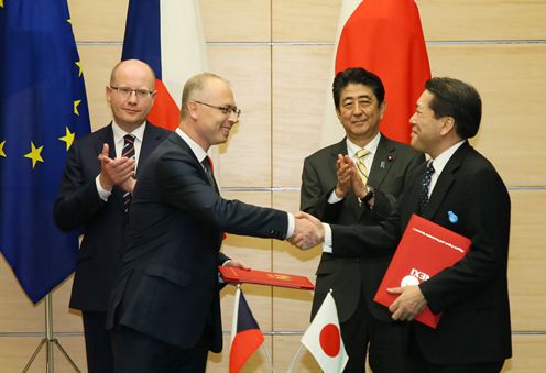 Photograph of the leaders attending the signing and exchange of documents ceremony (2)