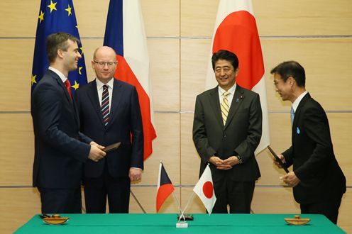 Photograph of the leaders attending the signing and exchange of documents ceremony (3)