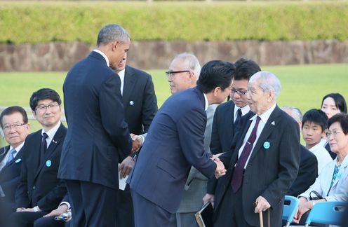 Photograph of the leaders interacting with atomic bomb survivors (1)