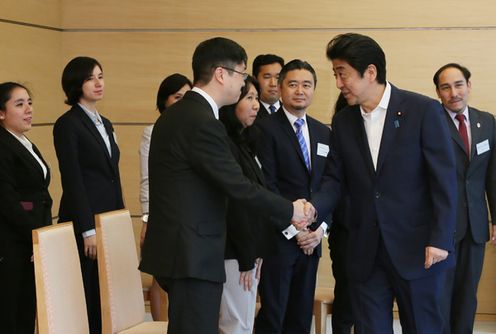 Photograph of the Prime Minister receiving the courtesy call (1)