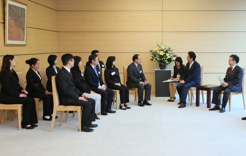 Photograph of the Prime Minister receiving the courtesy call (2)