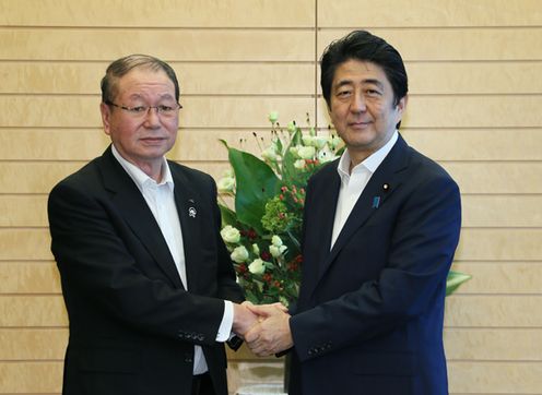 Photograph of the Prime Minister meeting JA Group personnel (1)