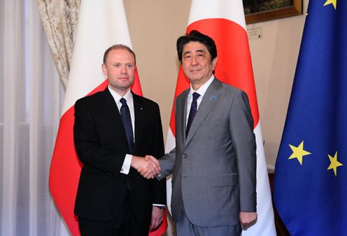 Photograph of the Prime Minister shaking hands with the Prime Minister of Malta