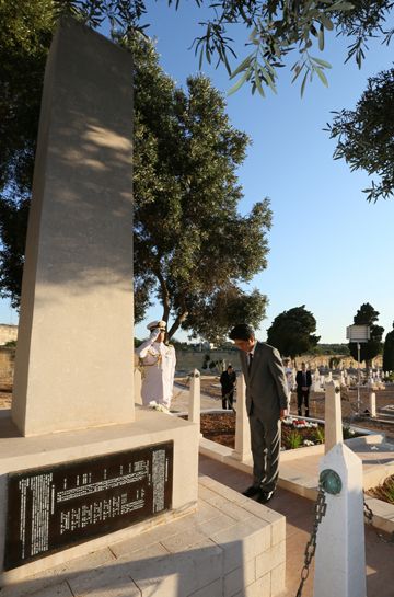 Photograph of the Prime Minister at the memorial monument for Imperial Japanese Navy war dead (3)