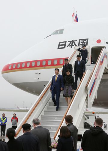 Photograph of the Prime Minister arriving in Moscow