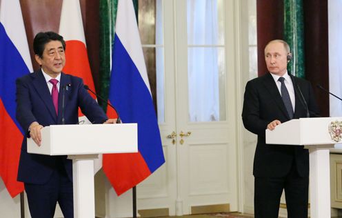 Photograph of the Japan-Russia joint press announcement (1)