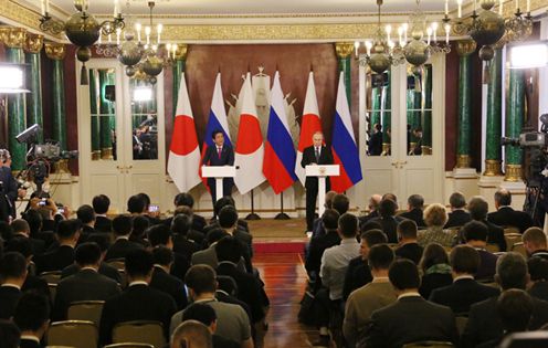 Photograph of the Japan-Russia joint press announcement (2)