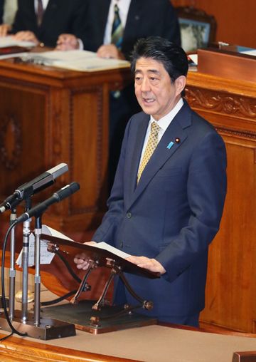 Photograph of the Prime Minister answering questions (1)