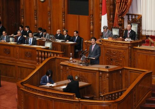 Photograph of the Prime Minister answering questions at the plenary session of the House of Councillors (2)