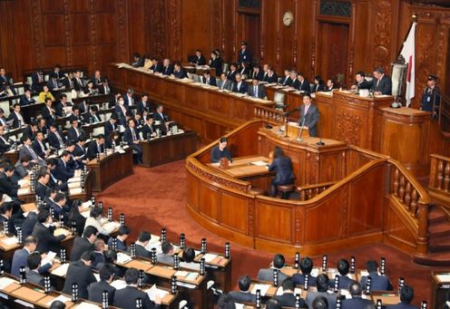 Photograph of the Prime Minister answering questions at the plenary session of the House of Representatives (1)