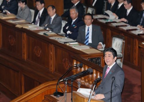 Photograph of the Prime Minister answering questions at the plenary session of the House of Representatives (2)