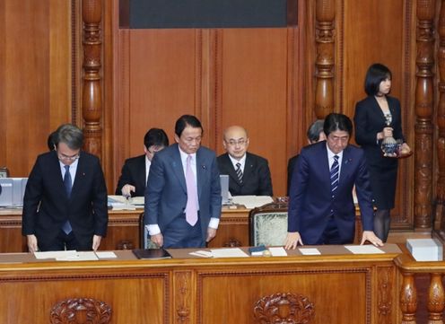 Photograph of the Prime Minister bowing after the vote at the plenary session of the House of Councillors (1)