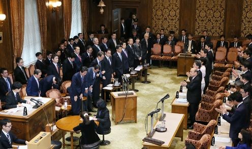 Photograph of the Prime Minister bowing after the vote at the meeting of the Budget Committee of the House of Councillors