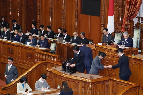 Photograph of the Prime Minister overseeing the vote at the plenary session of the House of Councillors