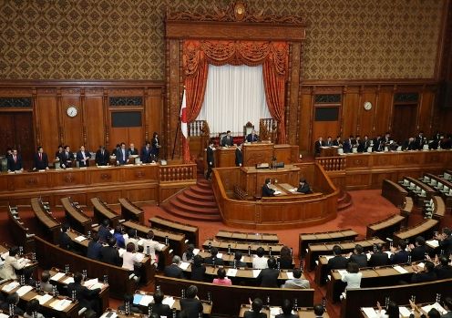 Photograph of the Prime Minister bowing after the vote at the plenary session of the House of Councillors (2)