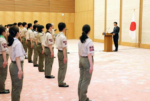 Photograph of the Prime Minister offering words of encouragement (2)