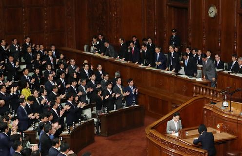 Photograph of the Prime Minister bowing after the vote at the meeting of the plenary session of the House of Representatives