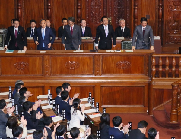 Photograph of the Prime Minister bowing after the vote at the Plenary Session of the House of Representatives