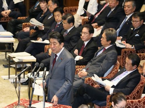 Photograph of the Prime Minister answering questions at the meeting of the Budget Committee of the House of Representatives