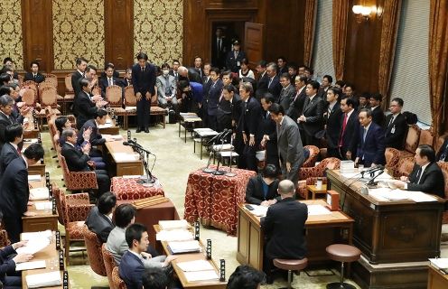 Photograph of the Prime Minister bowing after the vote at the meeting of the Budget Committee of the House of Representatives