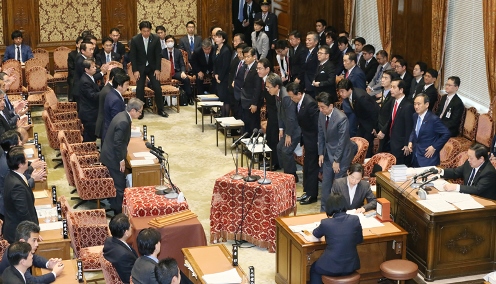 Photograph of the Prime Minister bowing after the vote at the meeting of the Budget Committee of the House of Representatives